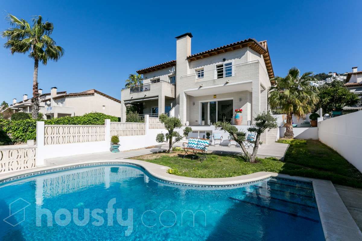Vista exterior de Casa adosada en venda en Sitges amb Aire condicionat, Calefacció i Jardí privat