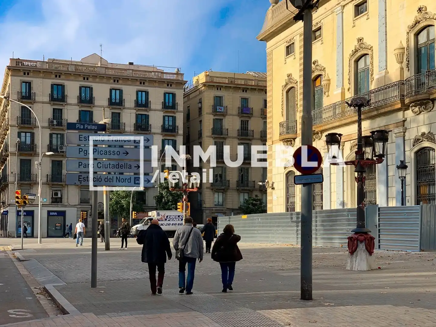 Vista exterior de Local en venda en Barcelona amb Aire condicionat i Terrassa