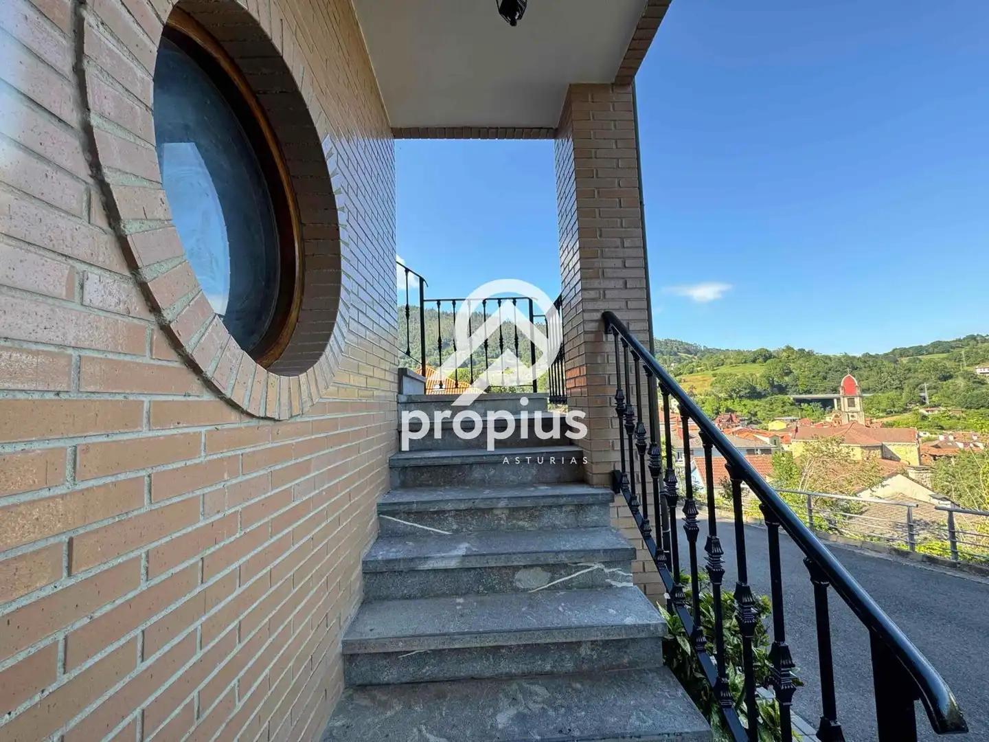 Vista exterior de Casa adosada en venta en Piloña con Calefacción, Jardín privado y Parquet