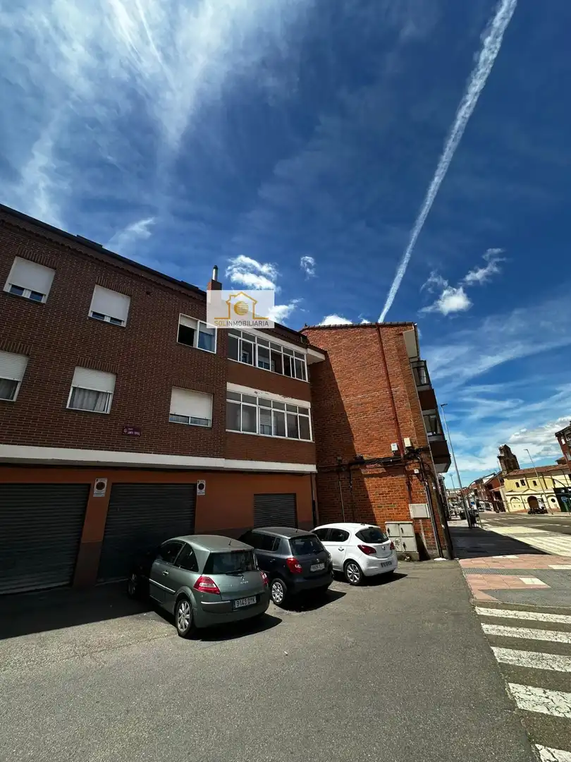 Vista exterior de Apartamento en venta en León Capital  con Calefacción, Parquet y Amueblado