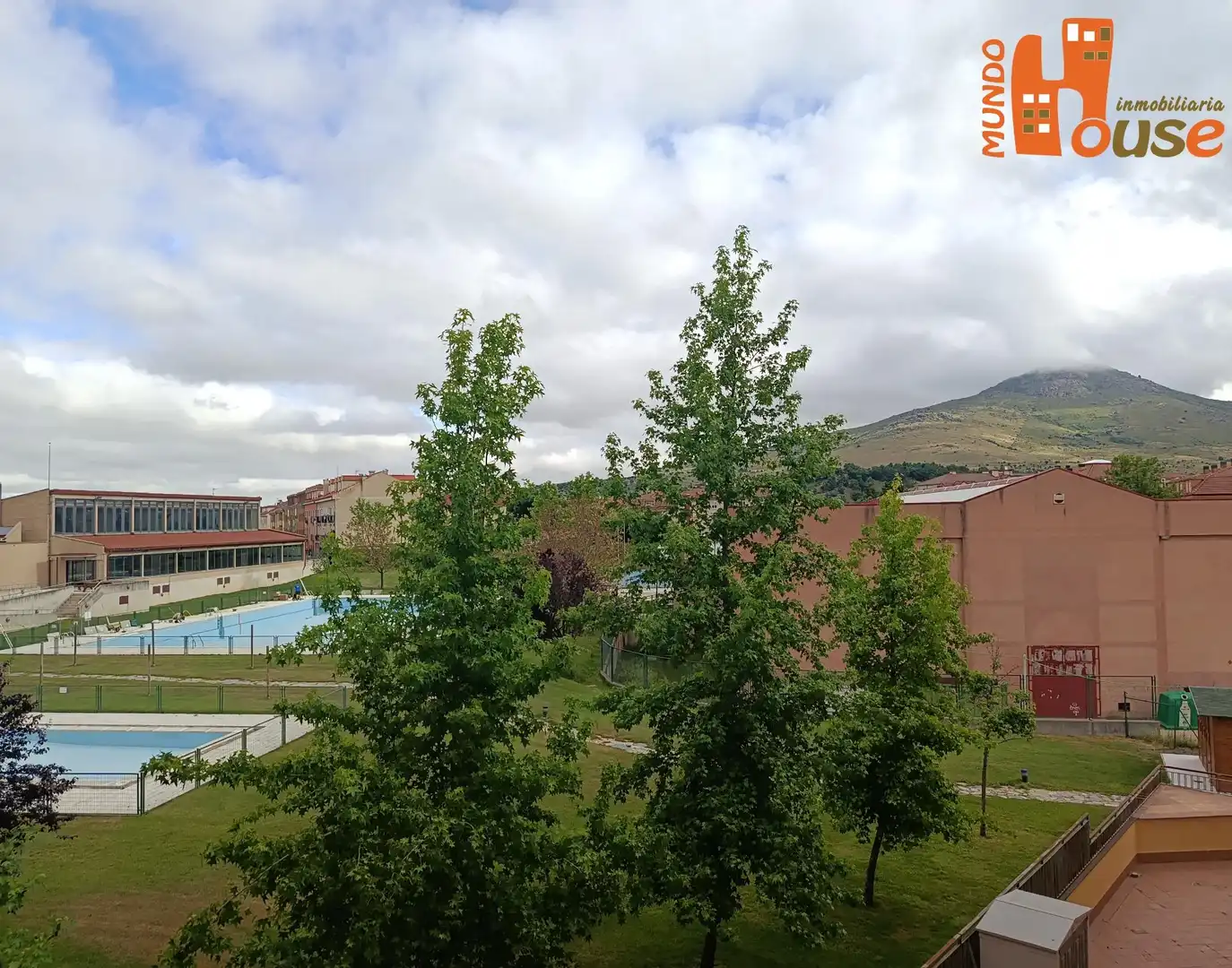 Vista exterior de Piso de alquiler en Real Sitio de San Ildefonso con Calefacción, Trastero y Balcón