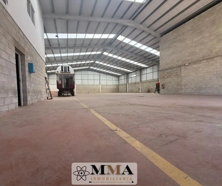 Parkplatz von Fabrikhallen zur Miete in Ayamonte mit Heizung und Alarm