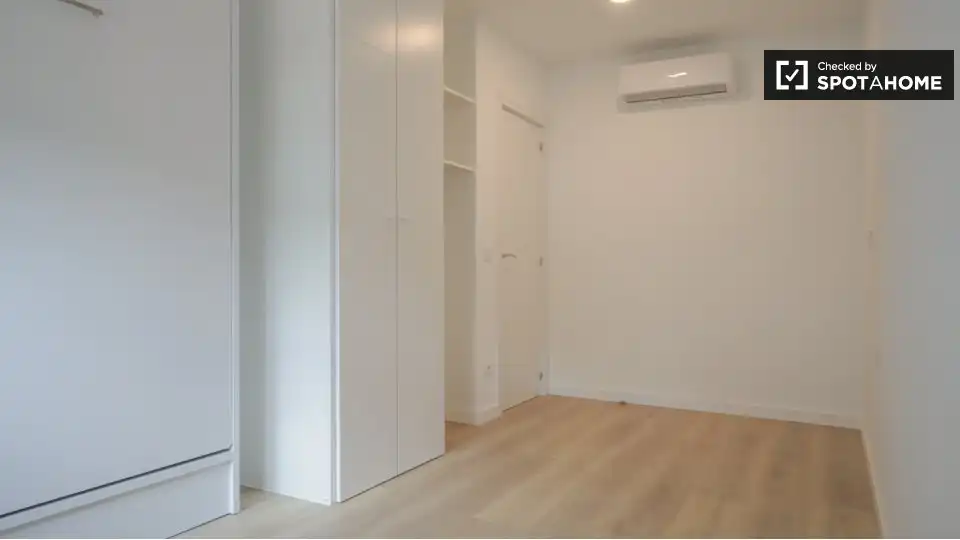 Bedroom of Flat for rent in Madrid  with Air Conditioner, Heating and Furnished