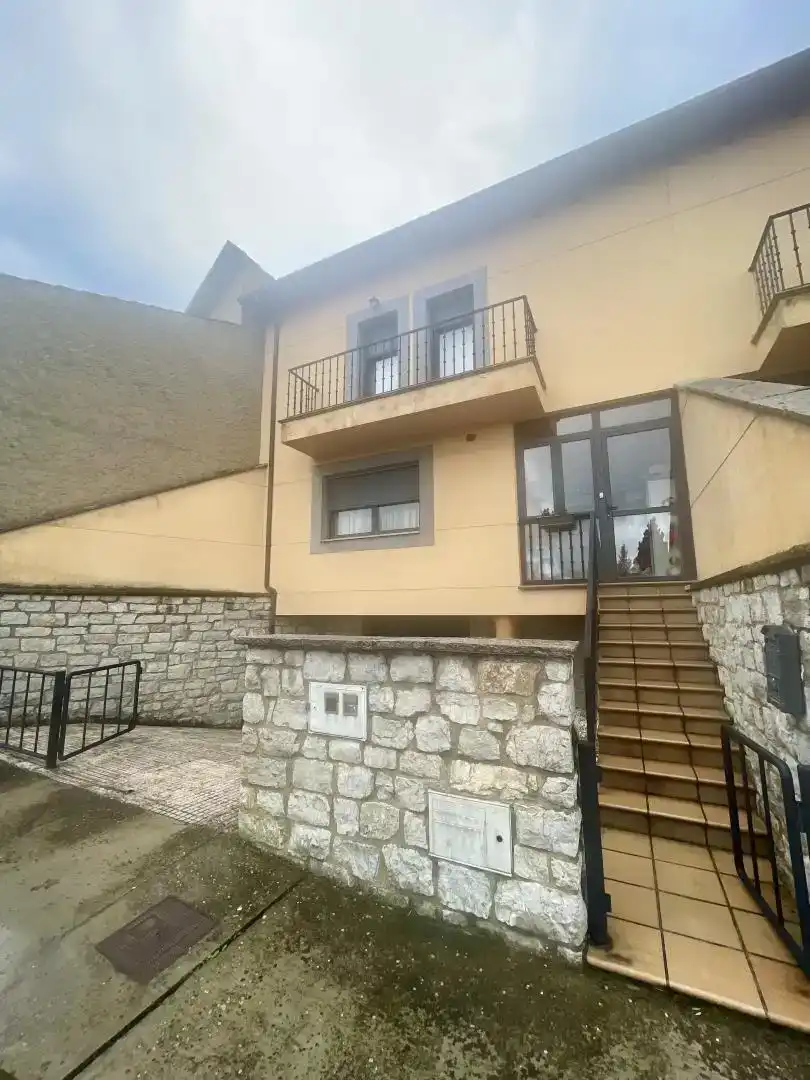 Vista exterior de Casa o chalet en venta en Valverde de la Virgen con Balcón