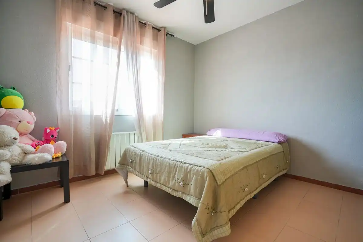 Dormitori de Casa adosada en venda en Meco amb Aire condicionat, Calefacció i Jardí privat