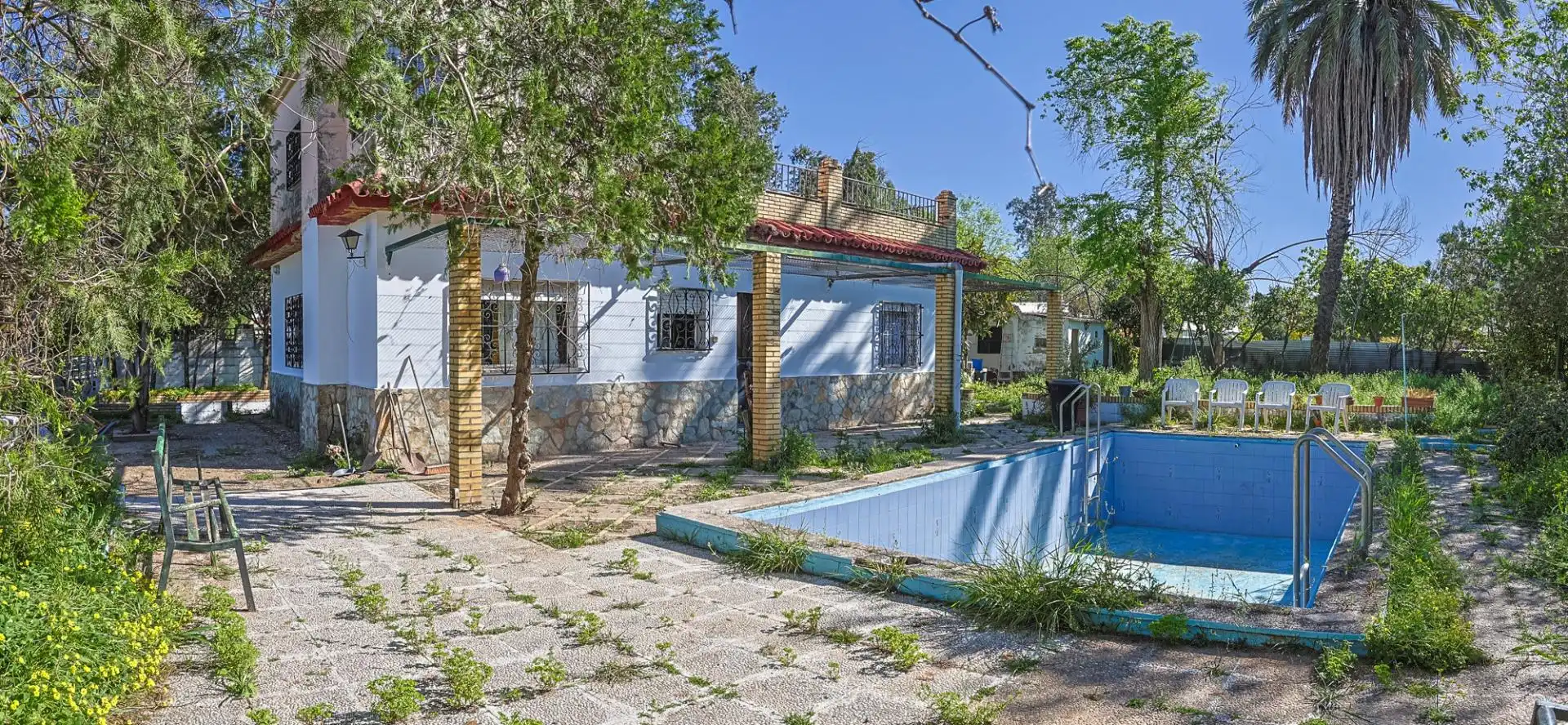 Vista exterior de Casa o xalet en venda en Sanlúcar la Mayor amb Aire condicionat i Piscina