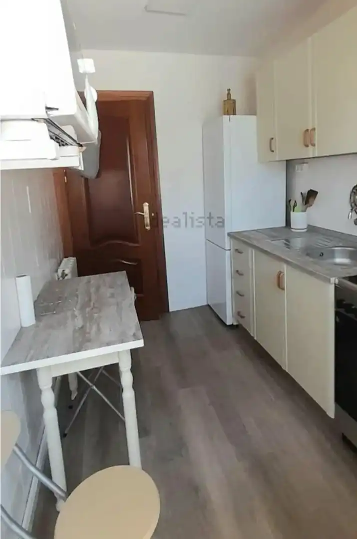 Cuina de Pis de lloguer en Granada amb Aire condicionat, Calefacció i Moblat