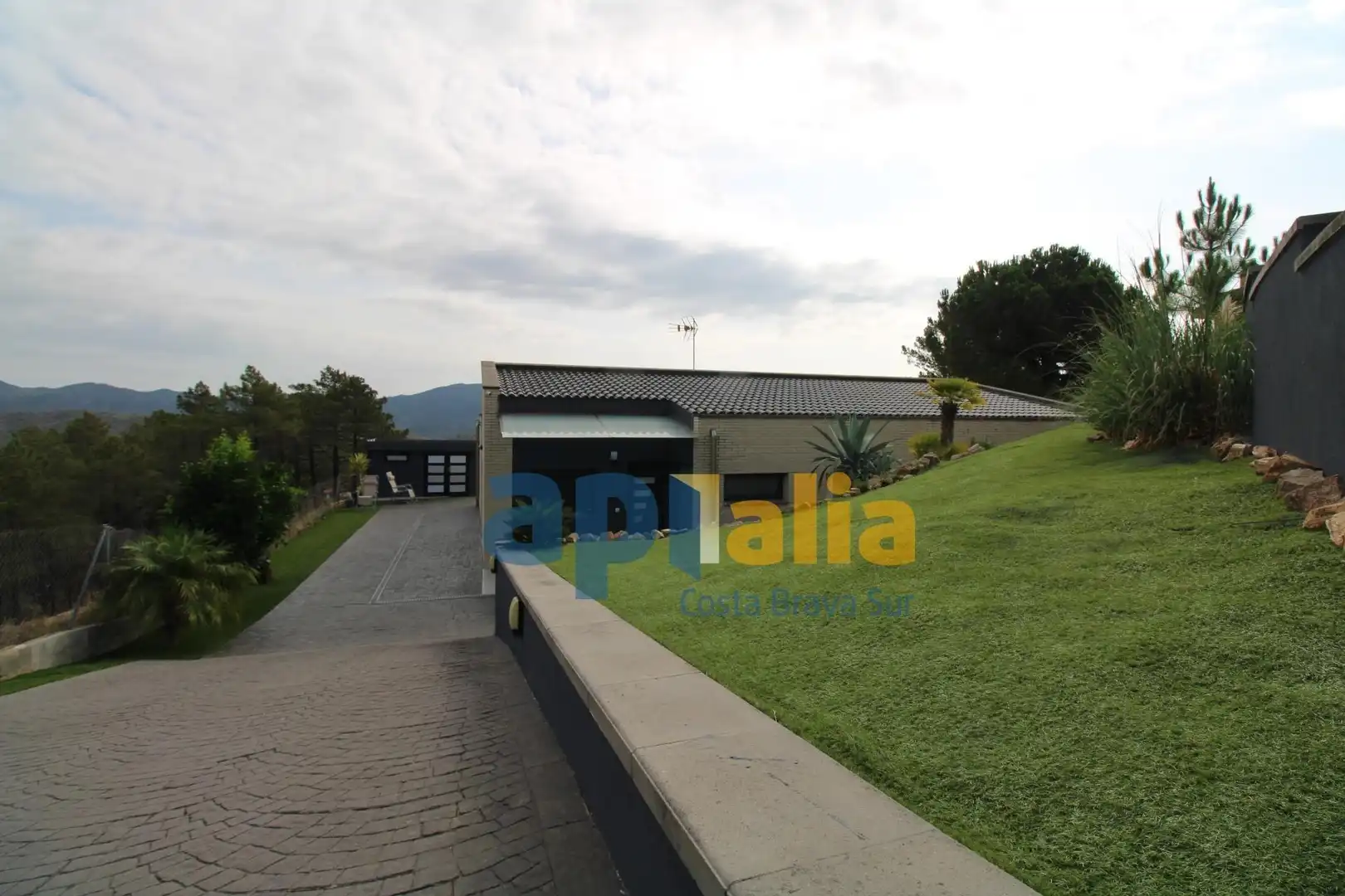 Aparcament de Casa o xalet en venda en Lloret de Mar amb Calefacció, Jardí privat i Piscina