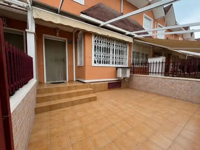 Reihenhaus mit Pool zum Verkauf in Calle de Josefina Manresa