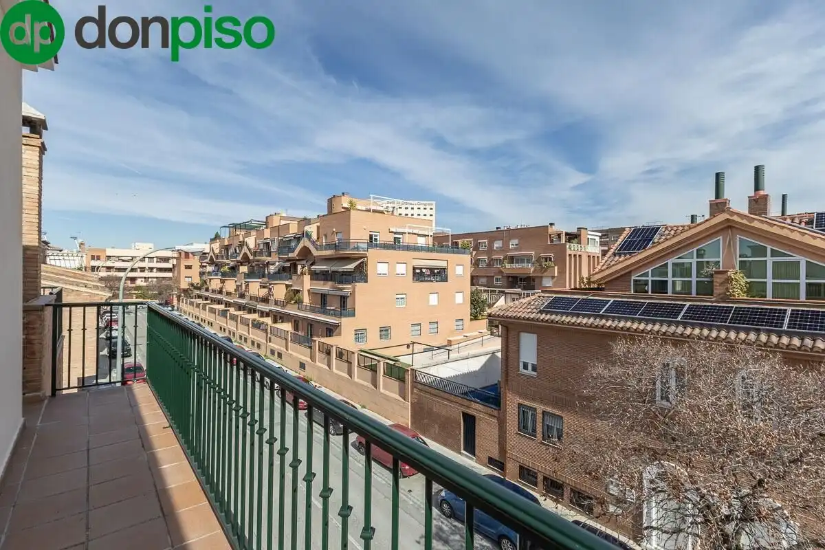 Vista exterior de Casa adosada en venta en Granada con Calefacción, Jardín privado y Terraza