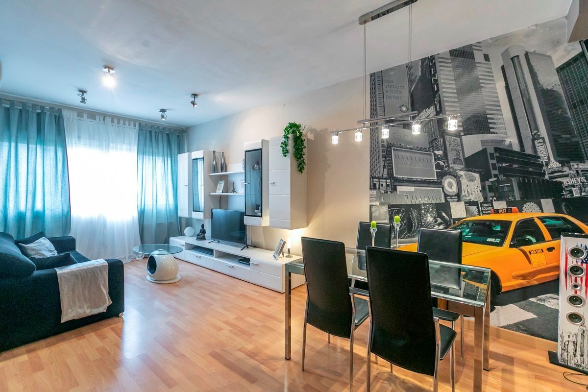 Living room of Flat for sale in Sabadell  with Air Conditioner, Heating and Parquet flooring