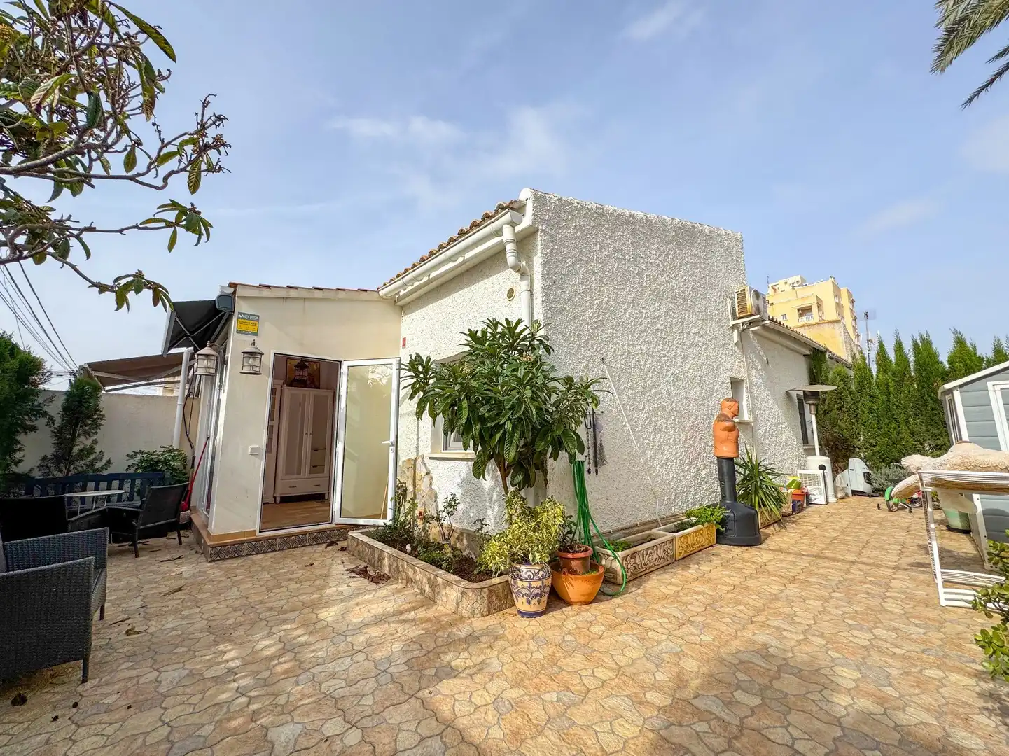 Vista exterior de Casa o xalet de lloguer en Torrevieja amb Aire condicionat, Jardí privat i Terrassa