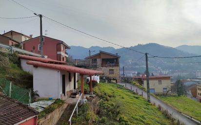 Vista exterior de Casa o xalet en venda en San Martín del Rey Aurelio amb Balcó