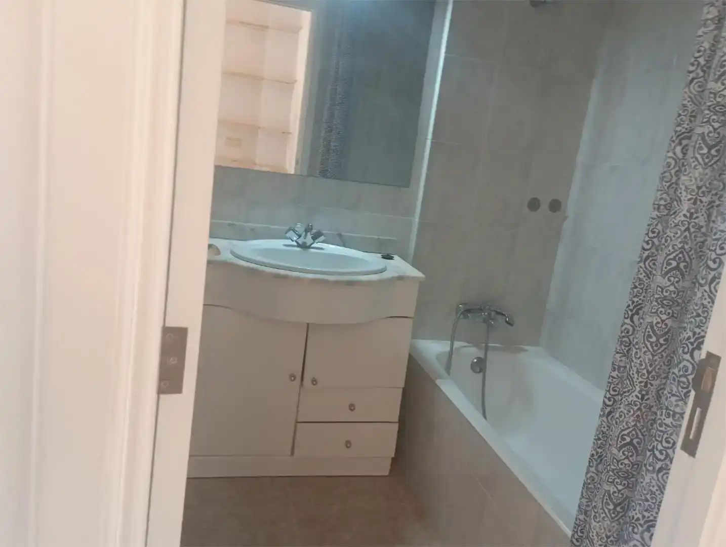 Badezimmer von Erdgeschoss zur Miete in Madrid mit Klimaanlage und Ofen