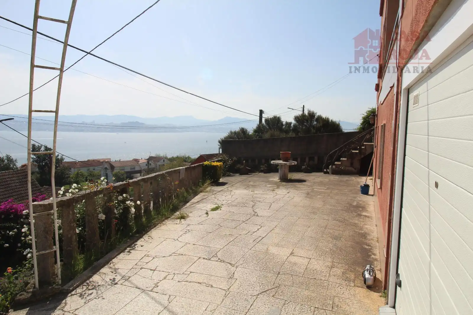 Vista exterior de Casa o xalet en venda en Moaña amb Calefacció, Terrassa i Traster