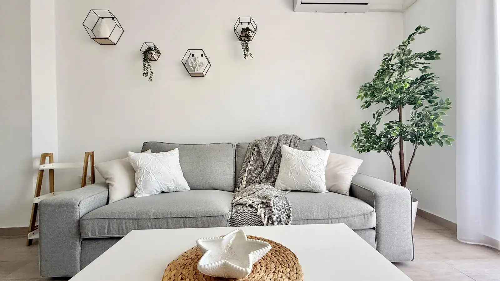 Sala de estar de Apartamento de alquiler en Torrevieja con Aire acondicionado, Calefacción y Terraza