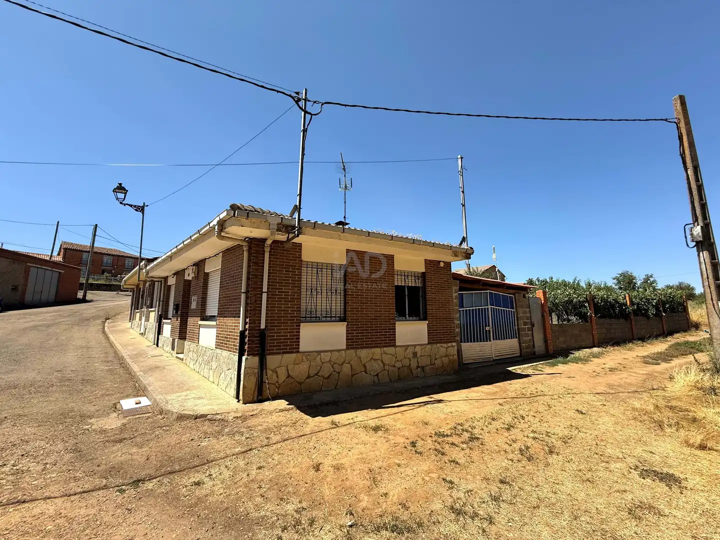 Außenansicht von Einfamilien-Reihenhaus zum Verkauf in Villamañán mit Heizung