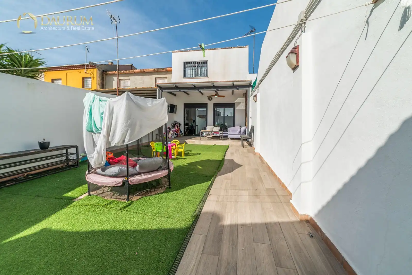 Terrassa de Casa adosada en venda en La Rinconada amb Aire condicionat, Calefacció i Jardí privat