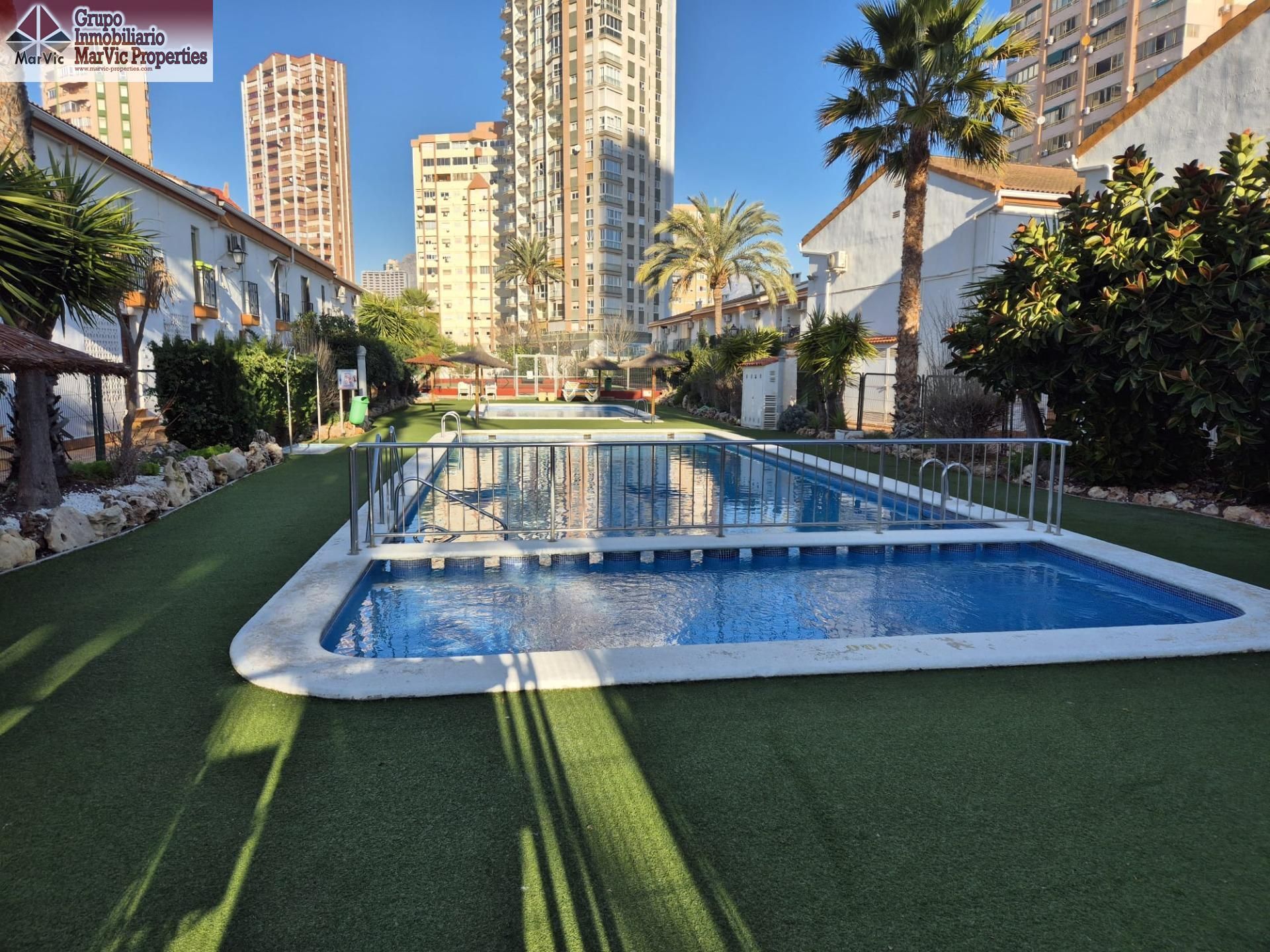 Piscina de Casa adosada en venda en Benidorm amb Terrassa i Piscina comunitària