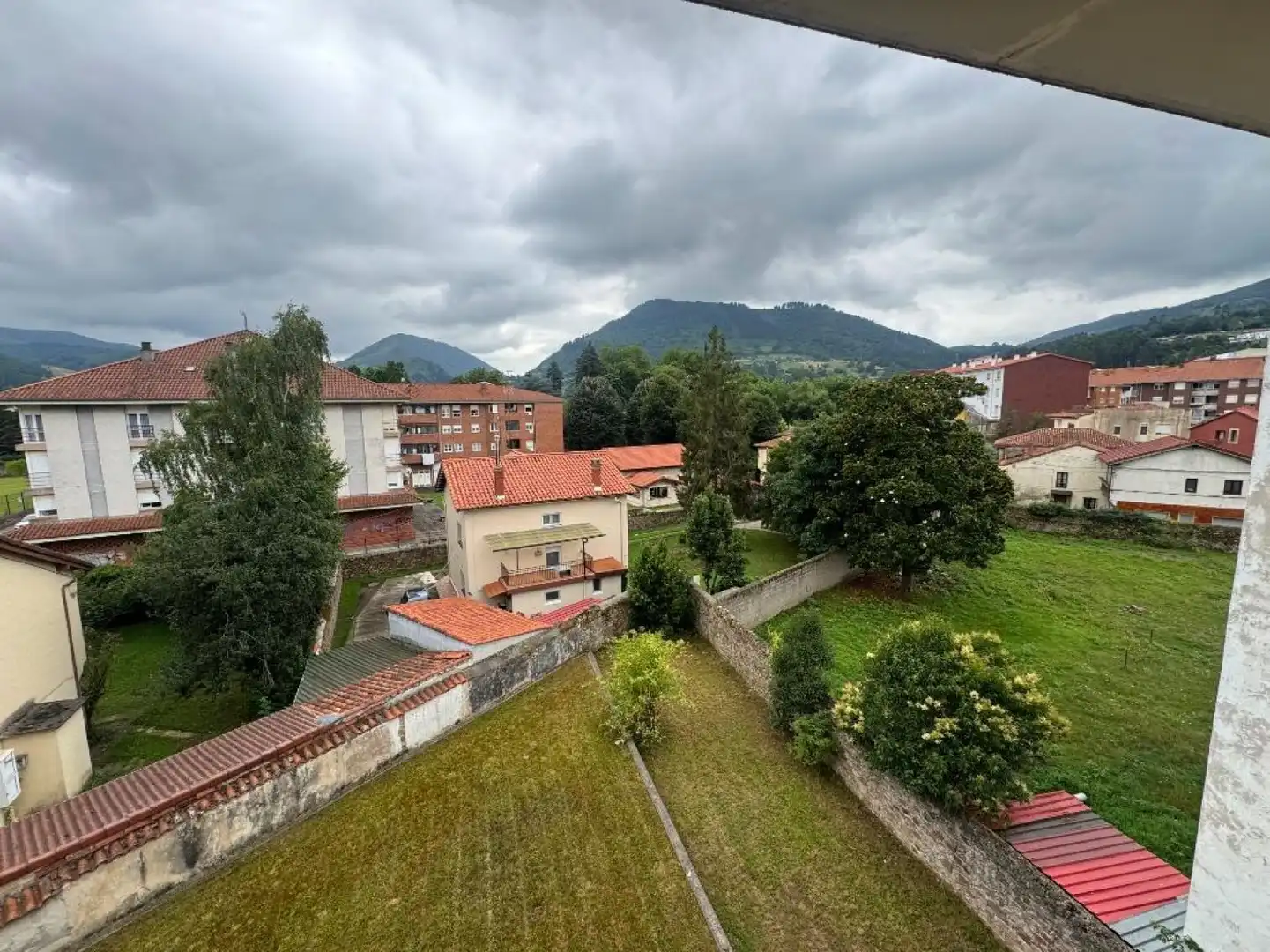 Vista exterior de Piso en venta en Los Corrales de Buelna  con Calefacción, Parquet y Terraza