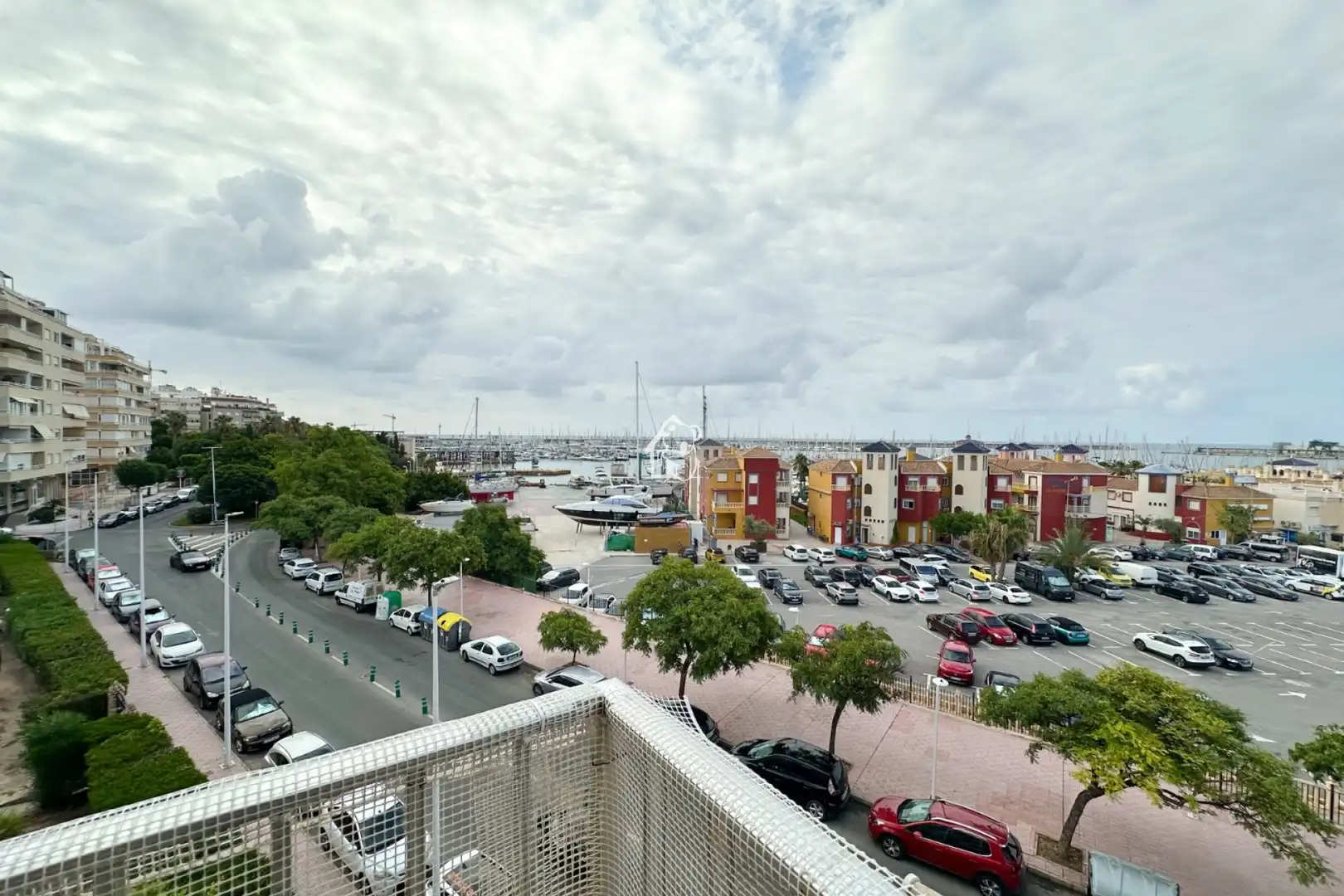 Vista exterior de Piso de alquiler en Torrevieja con Parquet, Terraza y Piscina