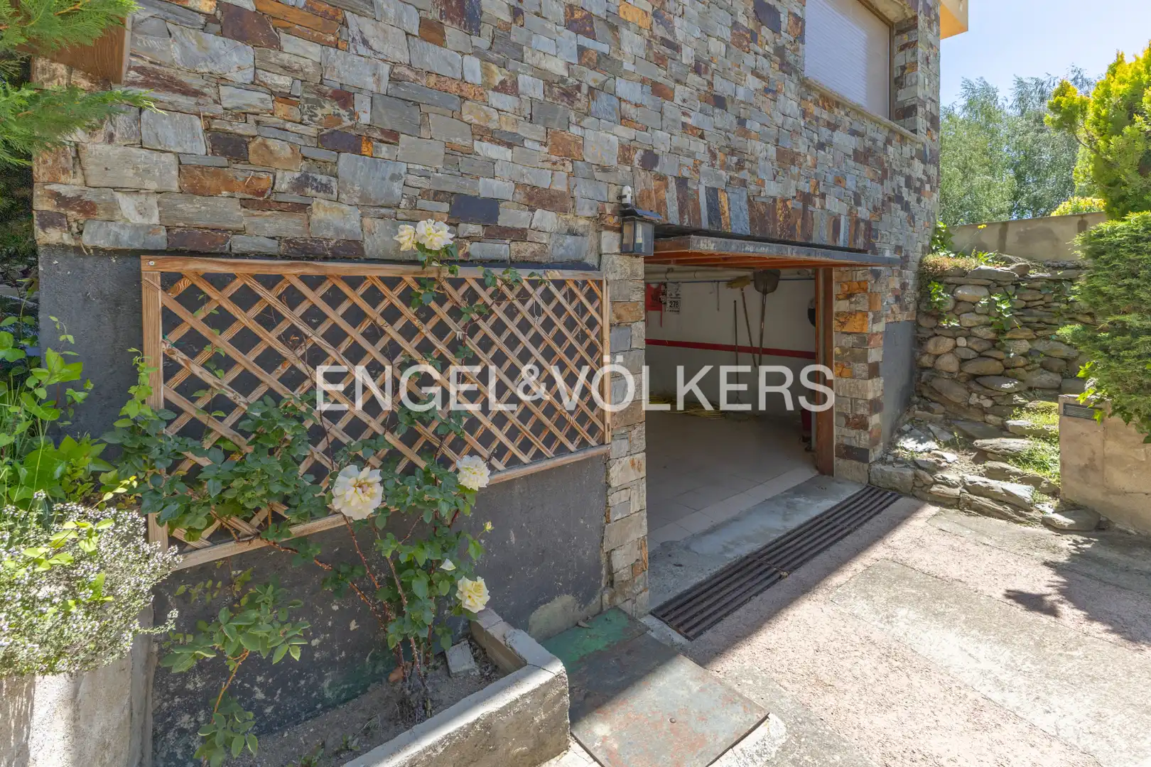 Vista exterior de Casa o xalet en venda en Puigcerdà amb Calefacció, Jardí privat i Parquet