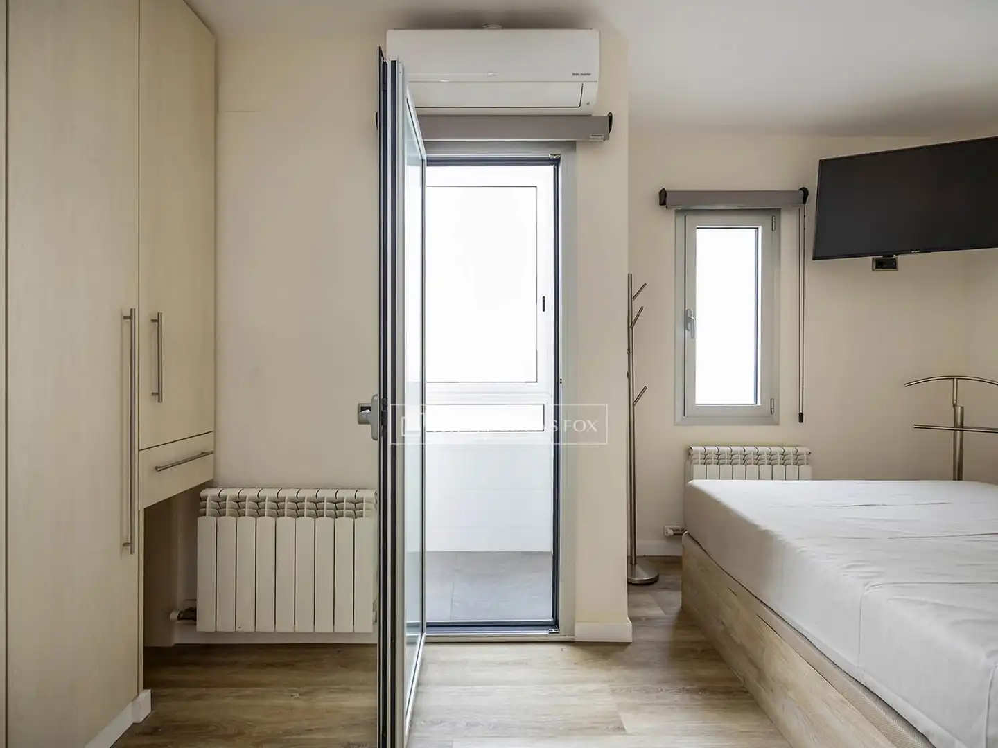 Schlafzimmer von Dachboden zum Verkauf in Barcelona mit Heizung, Terrasse und Möbliert