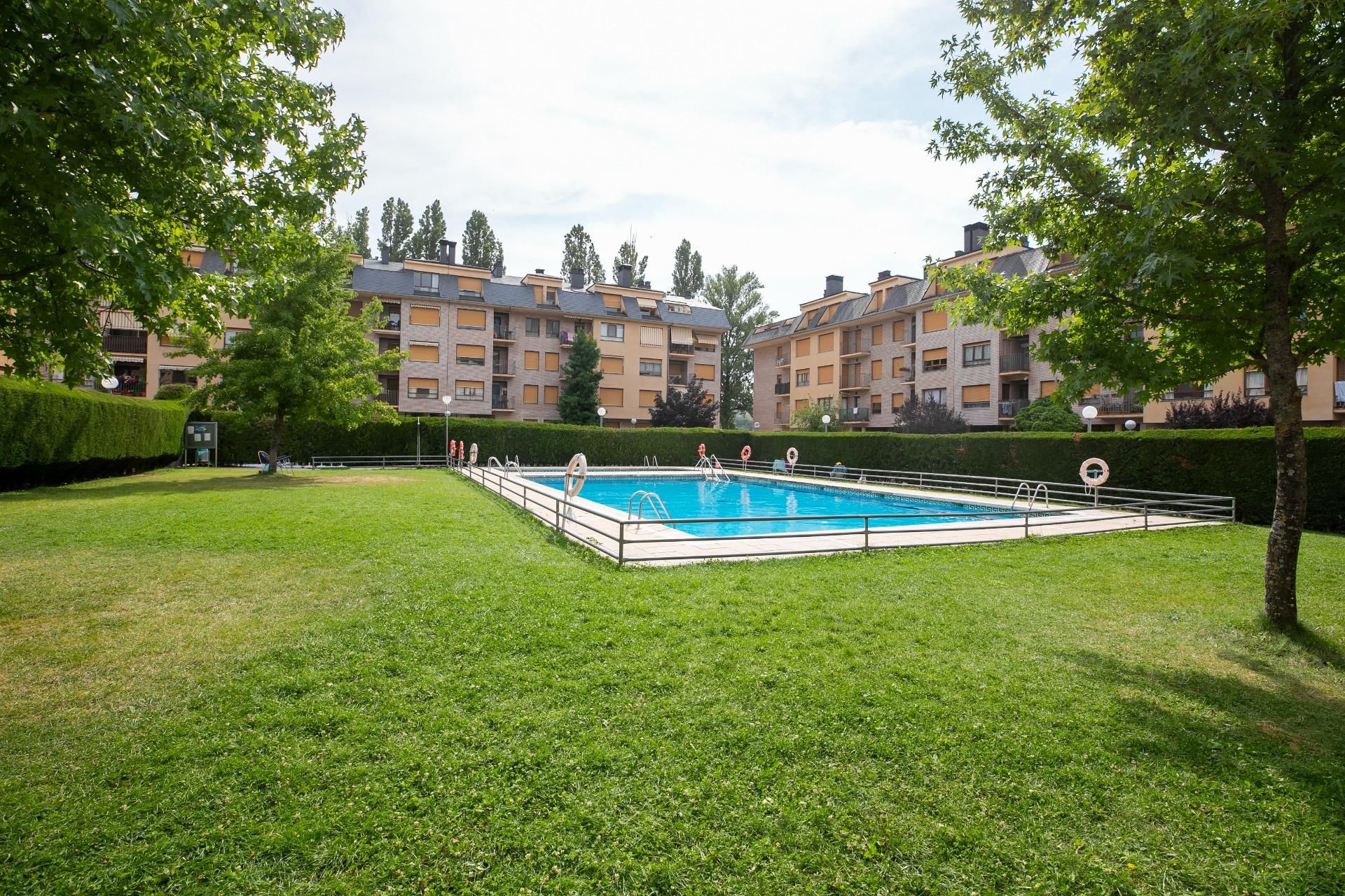 Piscina de Àtic en venda en Jaca amb Calefacció, Jardí privat i Piscina comunitària