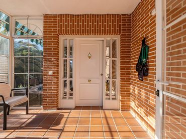 Casa aparellada amb piscina en venda a Av. Dinamarca