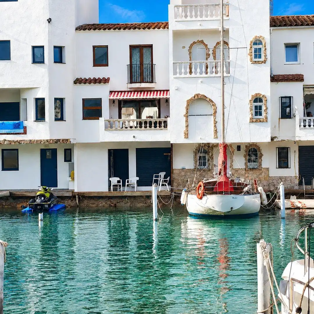 Vista exterior de Casa adosada de lloguer en Empuriabrava amb Terrassa, Moblat i Balcó