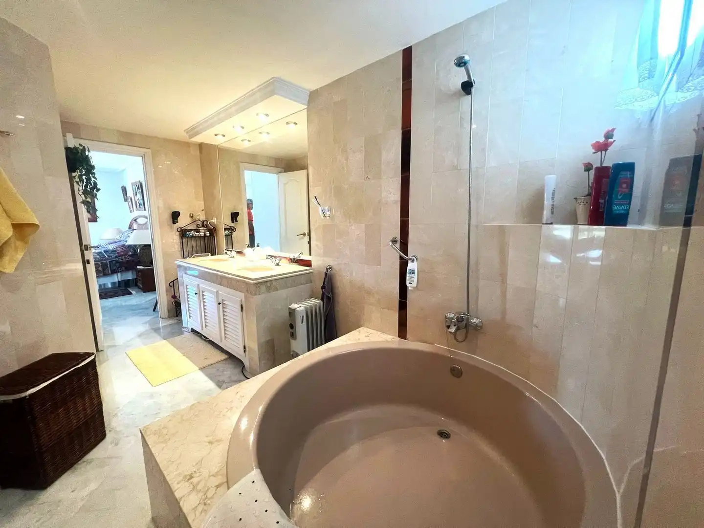 Badezimmer von Maisonette zum Verkauf in Estepona mit Klimaanlage, Terrasse und Abstellraum