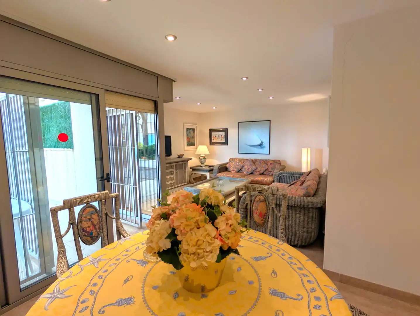 Sala de estar de Planta baja en venta en Castell d'Aro, Platja d'Aro i s'Agaró con Aire acondicionado, Calefacción y Jardín privado