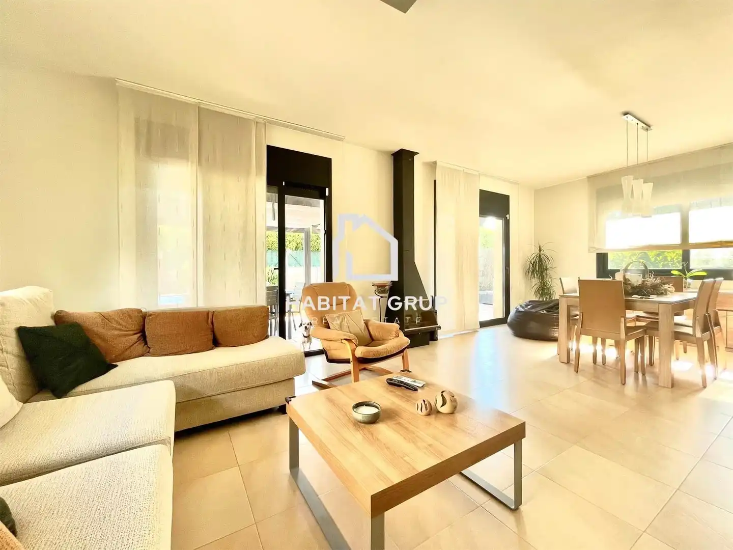 Sala de estar de Casa o chalet en venta en Medinyà con Aire acondicionado, Calefacción y Jardín privado