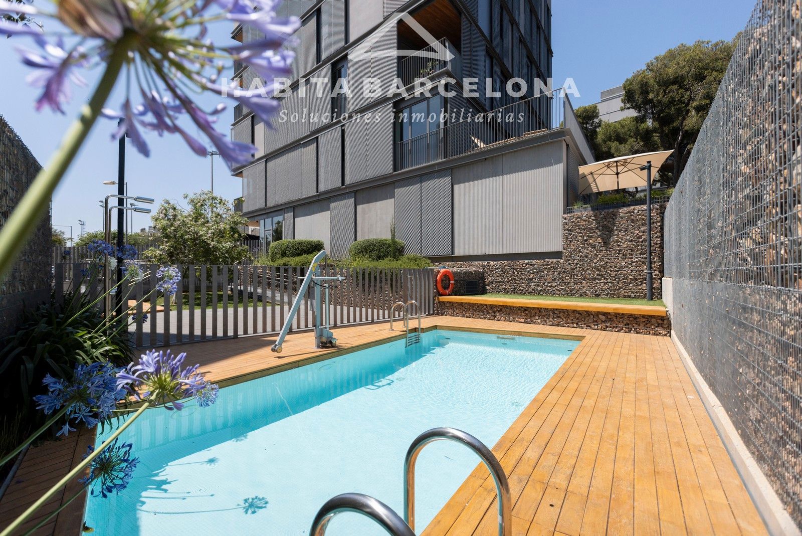 Swimming pool of Flat for sale in  Barcelona Capital  with Air Conditioner, Heating and Private garden