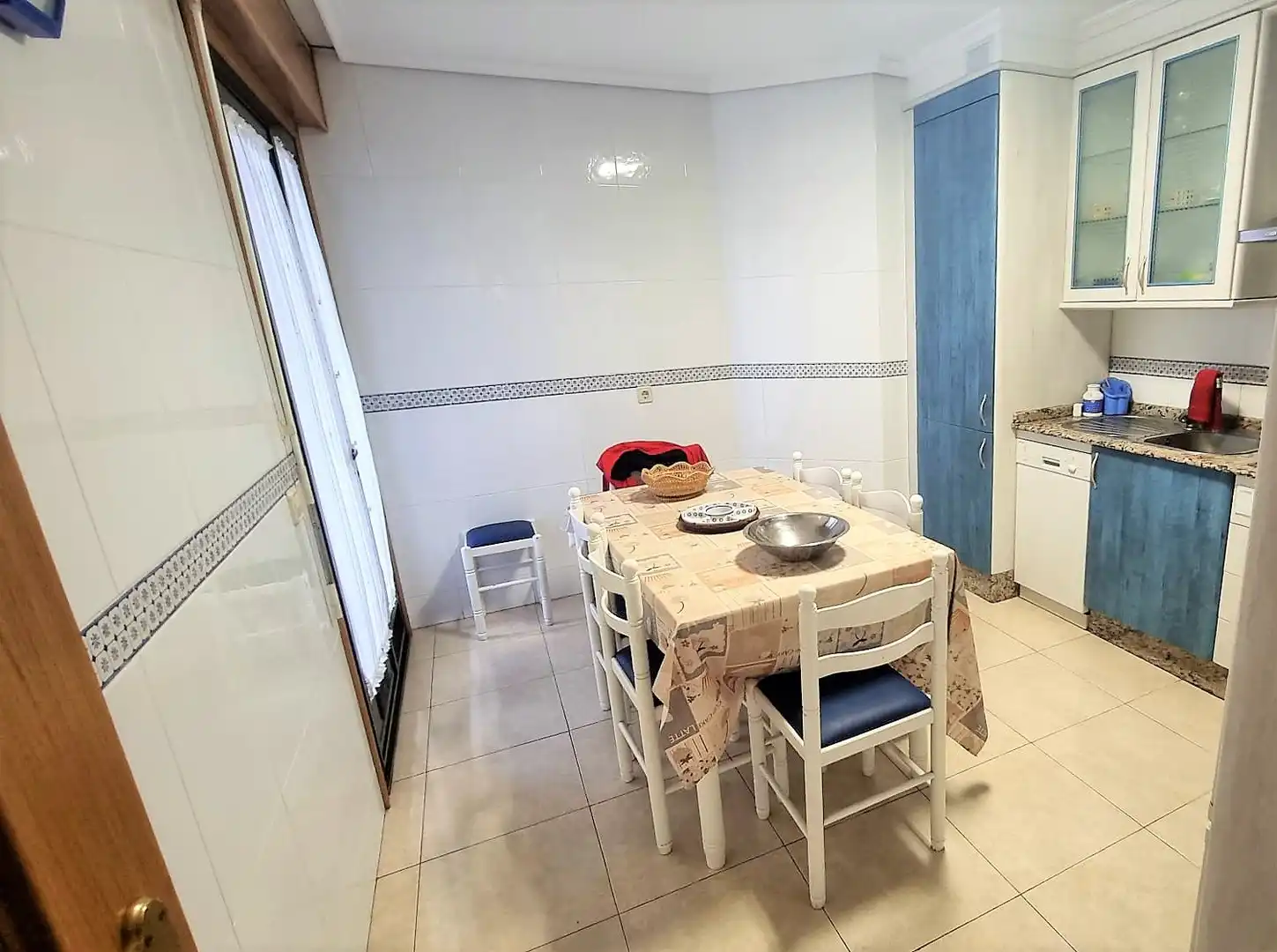 Cuina de Àtic de lloguer en Sanxenxo amb Jardí privat, Terrassa i Piscina
