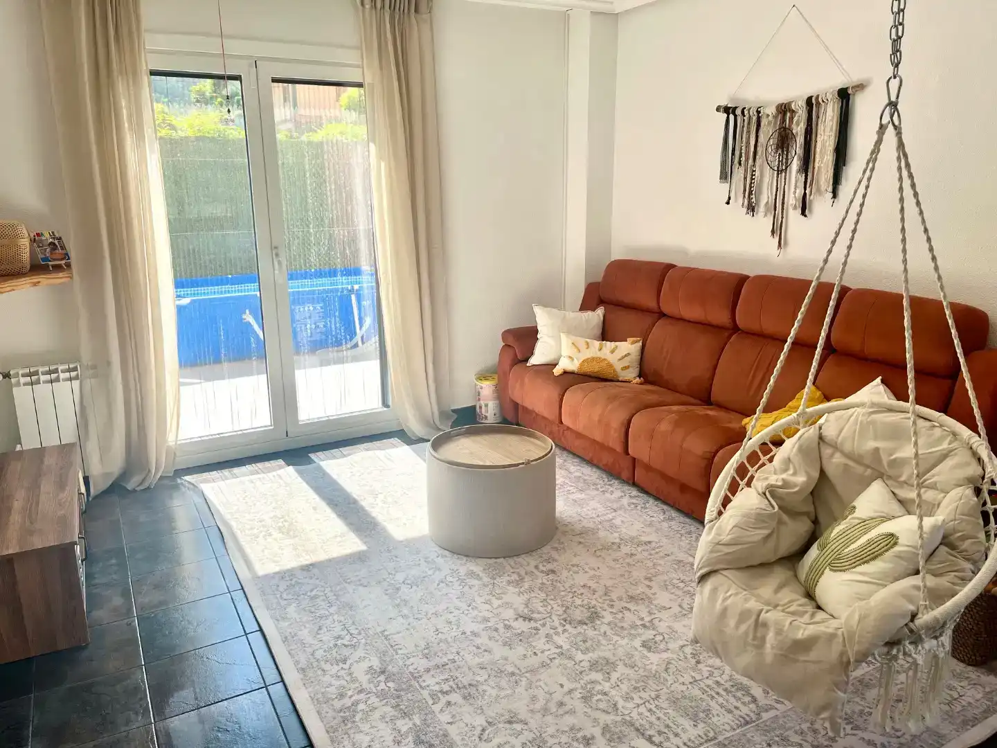 Sala d'estar de Casa adosada en venda en Castro-Urdiales amb Piscina