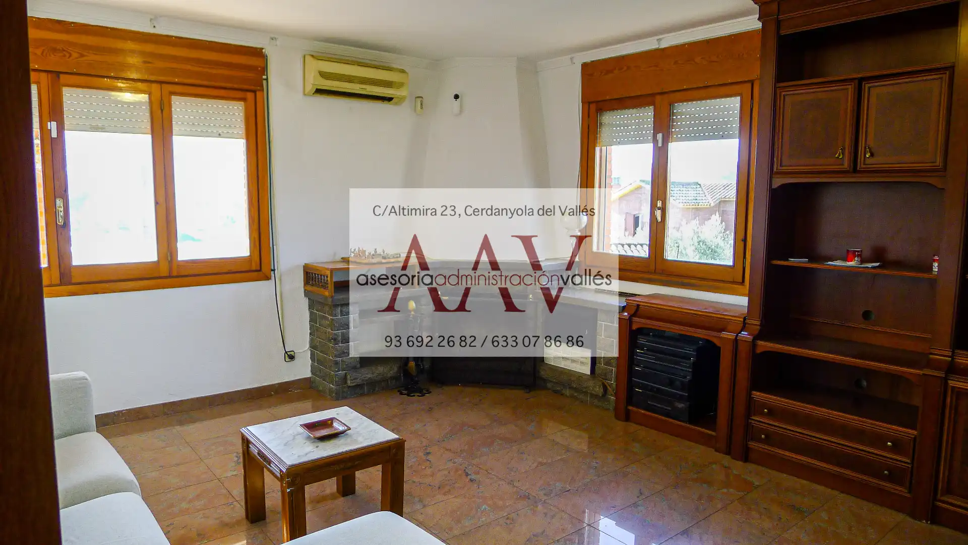 Sala d'estar de Casa o xalet en venda en Cerdanyola del Vallès amb Aire condicionat, Calefacció i Jardí privat