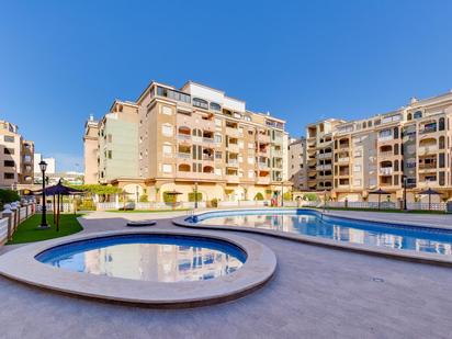 Vista exterior de Apartament en venda en Torrevieja amb Aire condicionat, Terrassa i Piscina