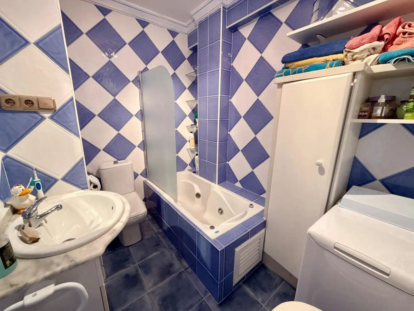 Baño de Apartamento en venta en Torremolinos con Terraza, Amueblado y Piscina comunitaria