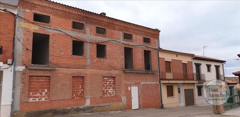 Exterior view of Building for sale in Portillo