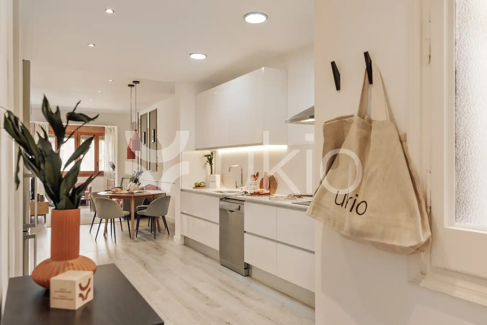 Cuina de Apartament de lloguer en Barcelona amb Aire condicionat, Calefacció i Moblat