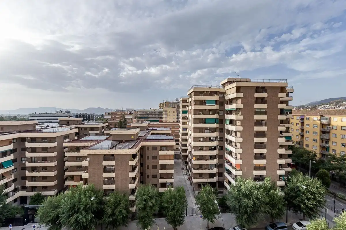 Vista exterior de Pis de lloguer en Granada amb Calefacció i Balcó