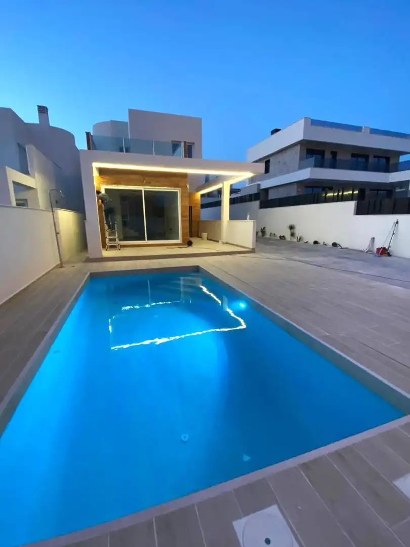 Villa mit Pool zum Verkauf in Nueva Torrevieja - Aguas Nuevas