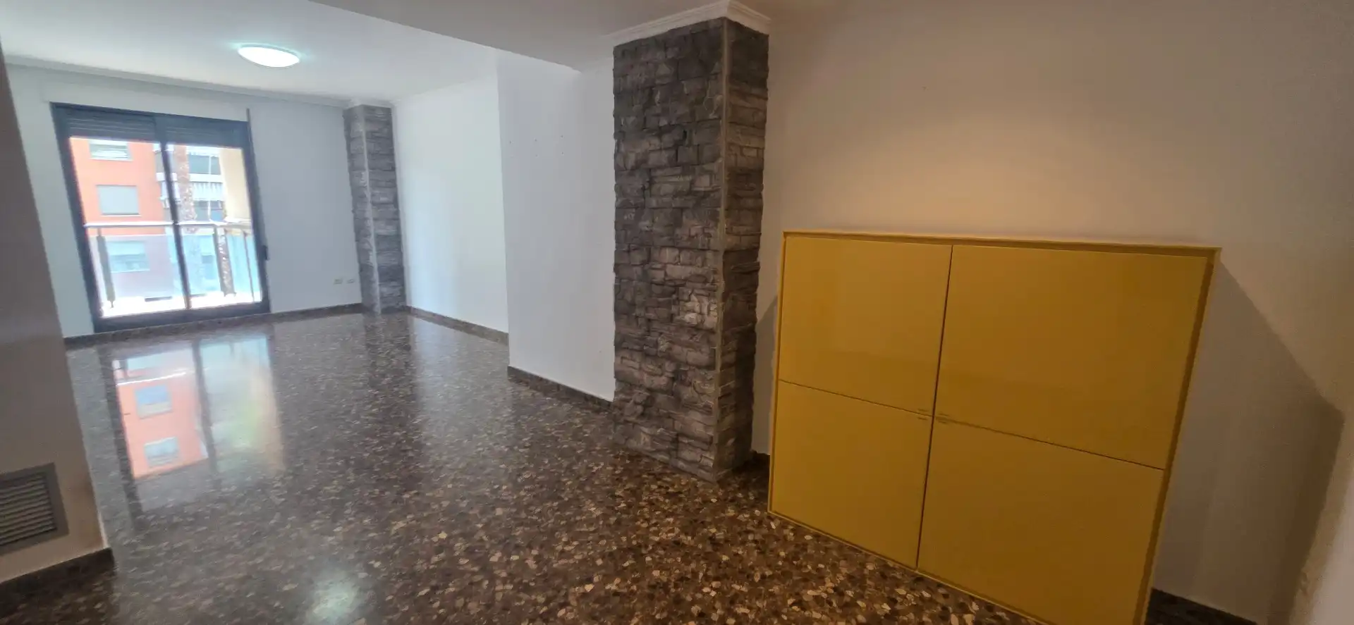 Wohnung zur Miete in Mislata mit Klimaanlage, Abstellraum und Ofen