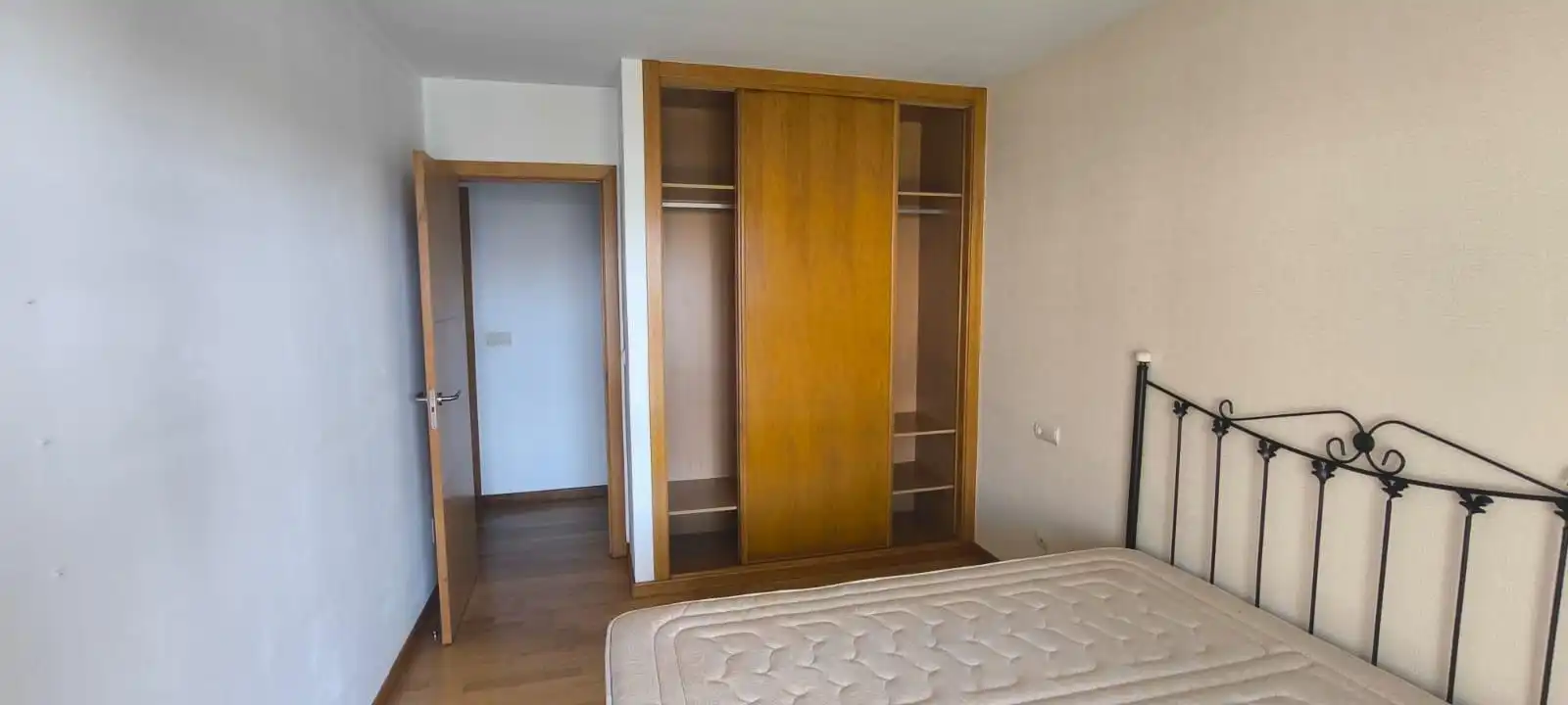 Habitación de Apartamento en venta en Vilagarcía de Arousa con Calefacción, Parquet y Terraza