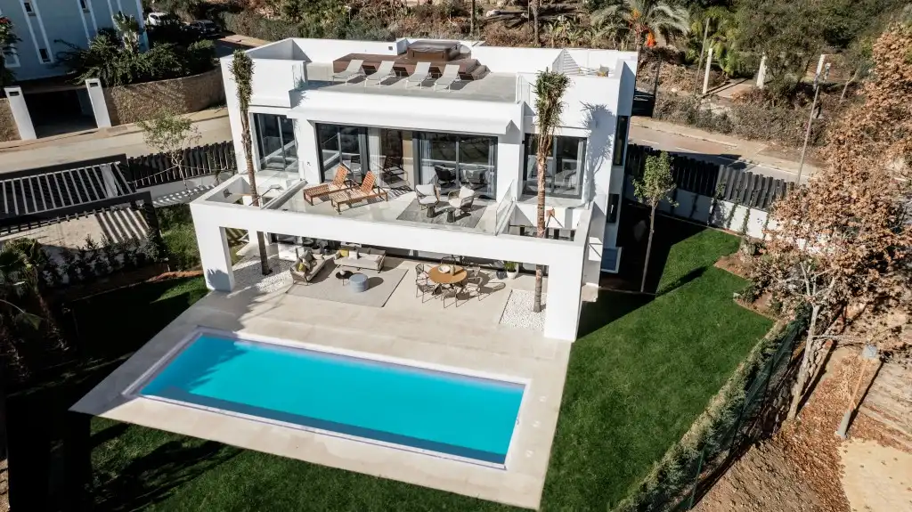 Chalet con piscina en venta en Estepona Pueblo