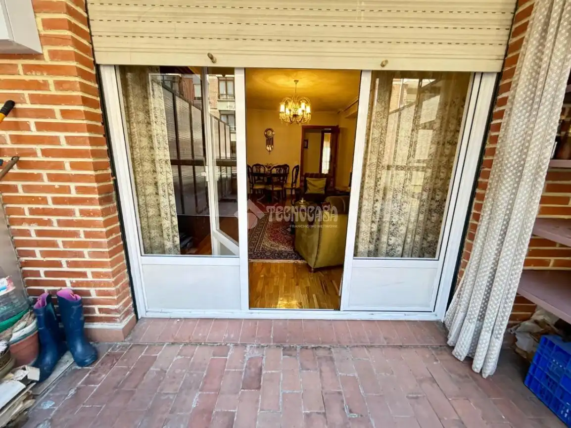 Vista exterior de Pis en venda en León Capital  amb Calefacció, Parquet i Terrassa
