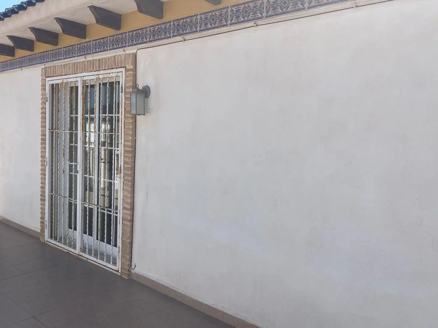 Vista exterior de Casa adosada en venda en Torrevieja amb Aire condicionat, Calefacció i Jardí privat