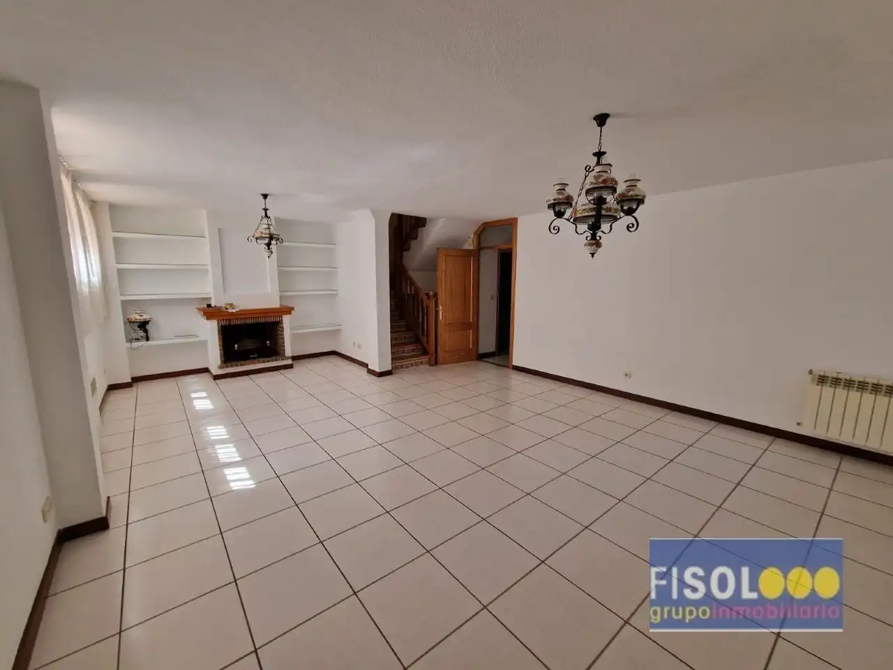 Wohnzimmer von Einfamilien-Reihenhaus zum Verkauf in Pozuelo de Alarcón mit Klimaanlage, Heizung und Privatgarten