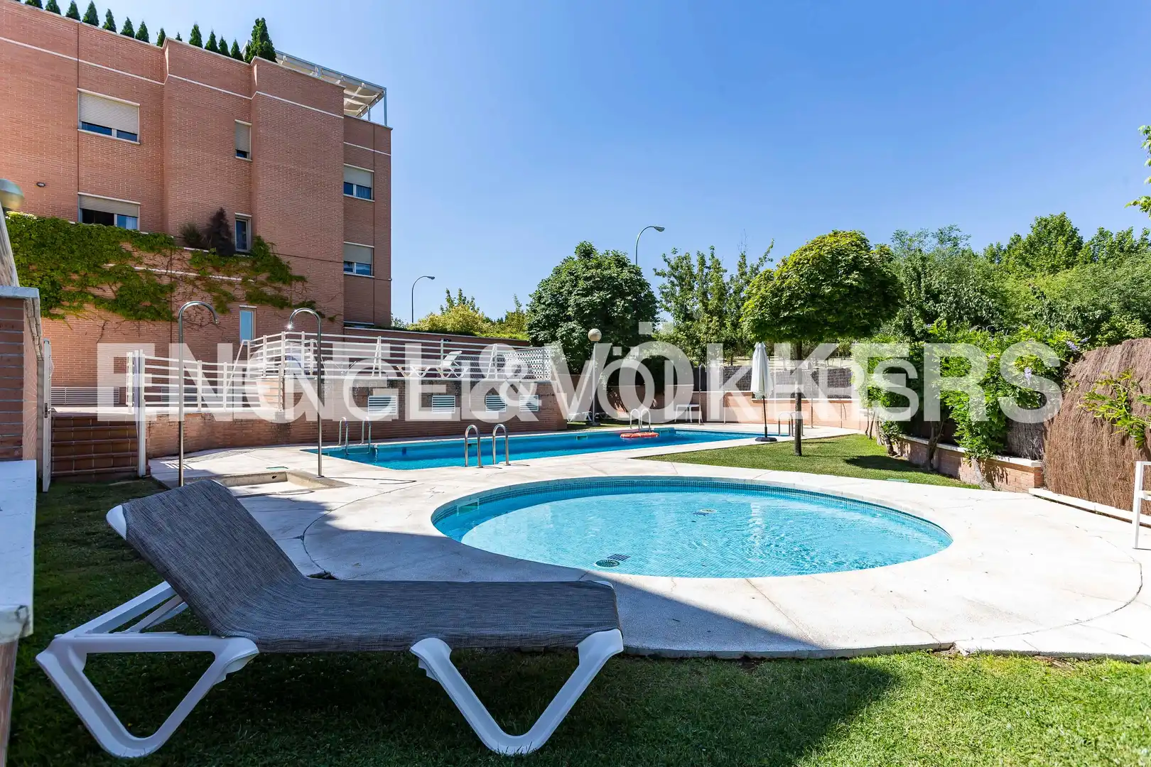 Piscina de Dúplex en venda en Madrid amb Aire condicionat, Calefacció i Terrassa